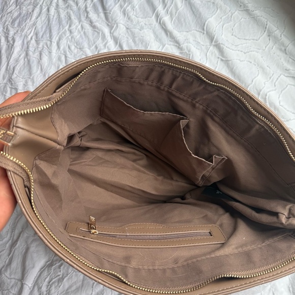 Badgley Mischka Tan Brown Quilted Tote Bag Gold Detail Vegan Leather Zipper - Picture 5 of 8
